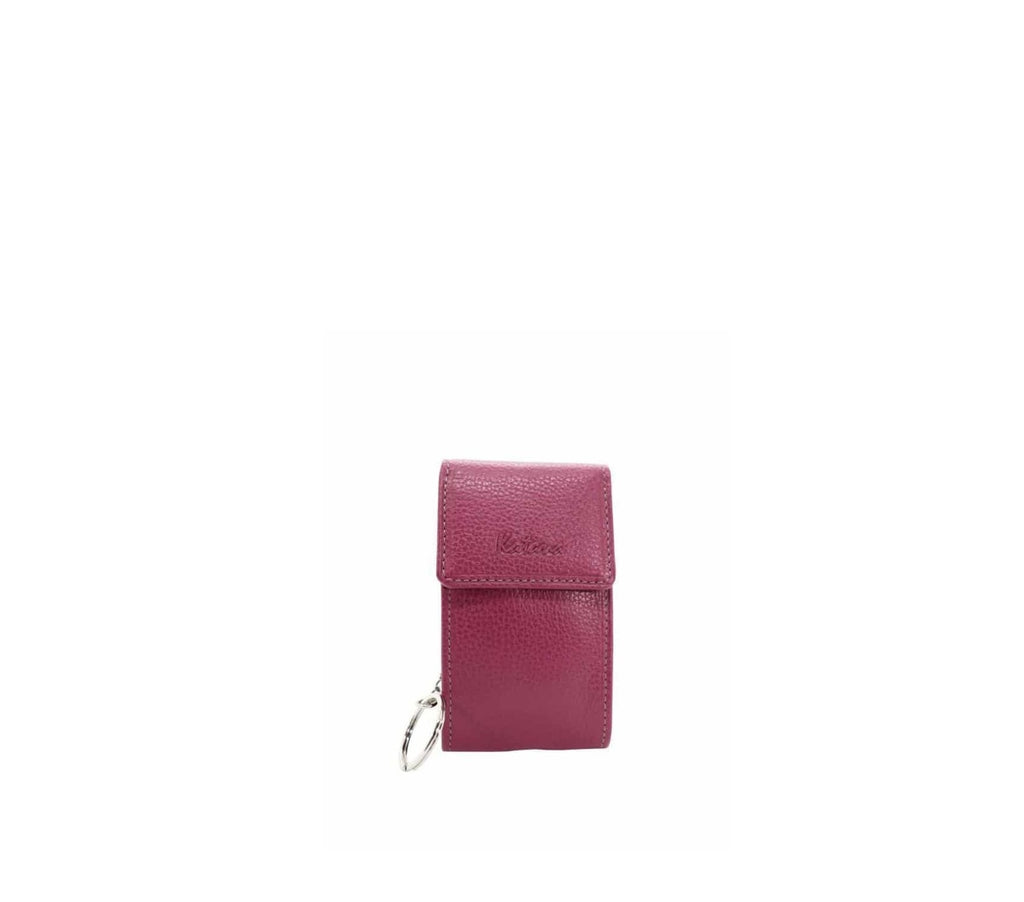 Clé en cuir rose avec porte-cartes intégré, épurée et élégante.