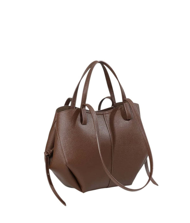 Sac à main en cuir marron pour femme, style élégant et pratique.