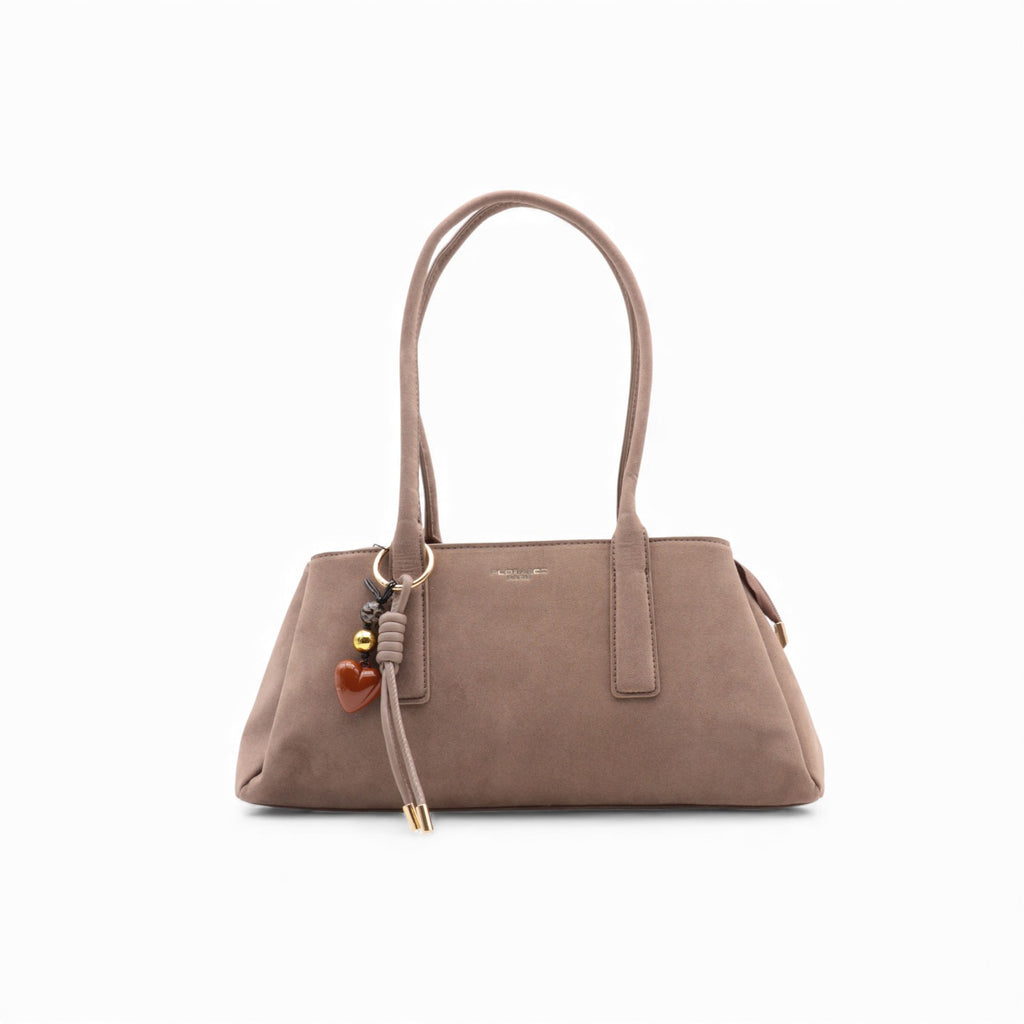 Sac à main en cuir beige avec charms, élégant et pratique.
