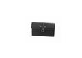 Clutch en cuir noir avec boucle décorative et anneau métallique.