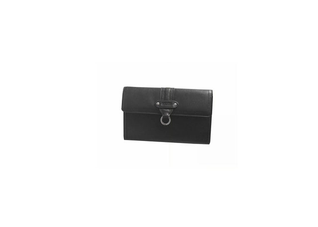 Clutch en cuir noir avec boucle décorative et anneau métallique.