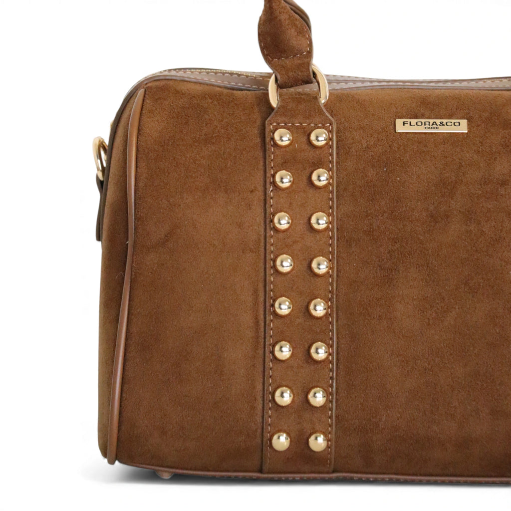 sac bowling clouté en daim marron flora&co - vue détails clous dorés
