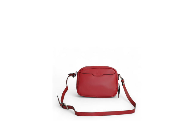 petit sac bandoulière en cuir rouge avec poche avant Katana 89831 - vue de face avec bandoulière