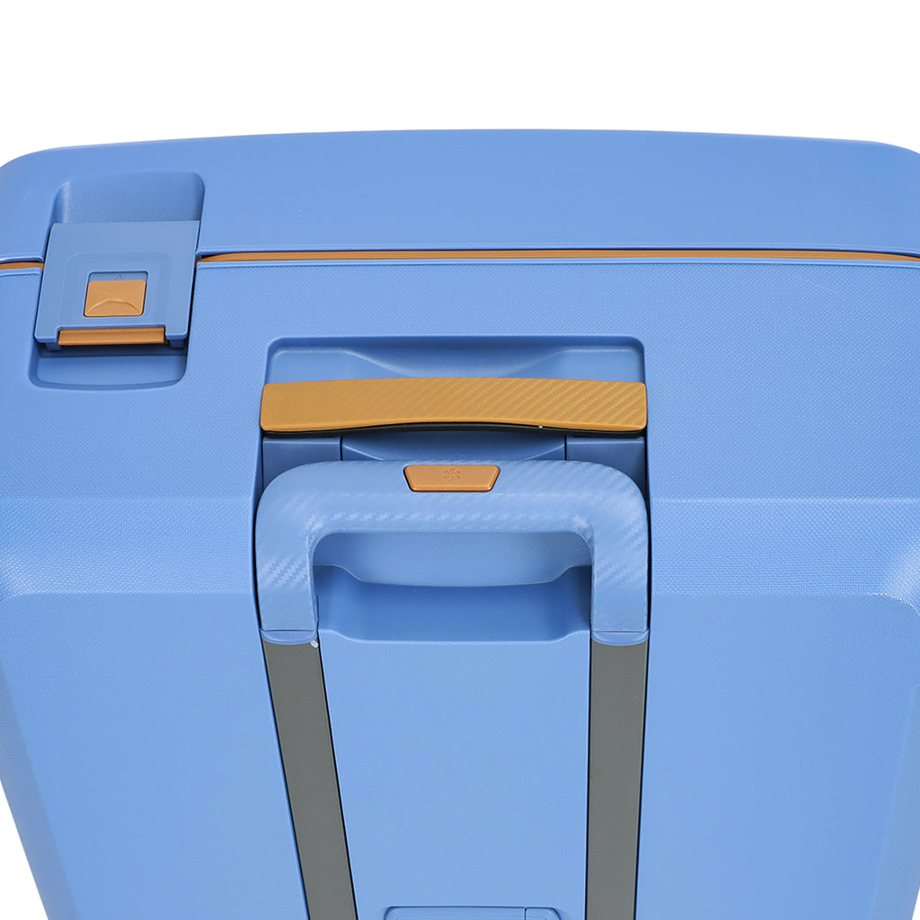 Valise cabine en plastique bleu avec détails orange et poignée ergonomique.