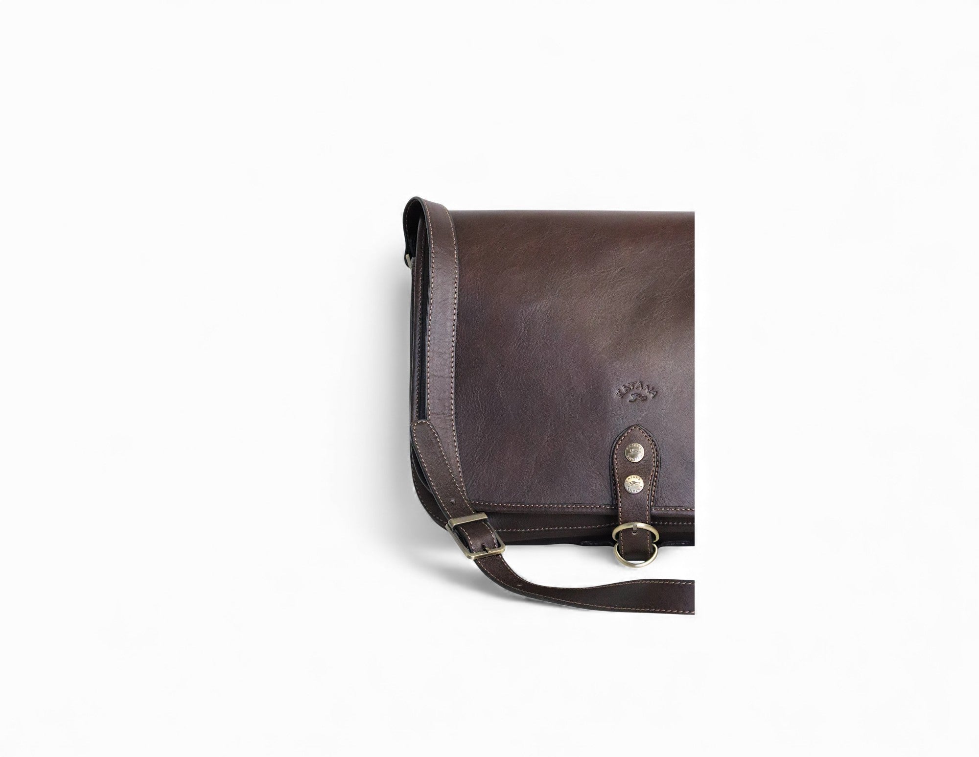 Cuir marron vintage pour sac à bandoulière homme ou femme, style classique et élégant.