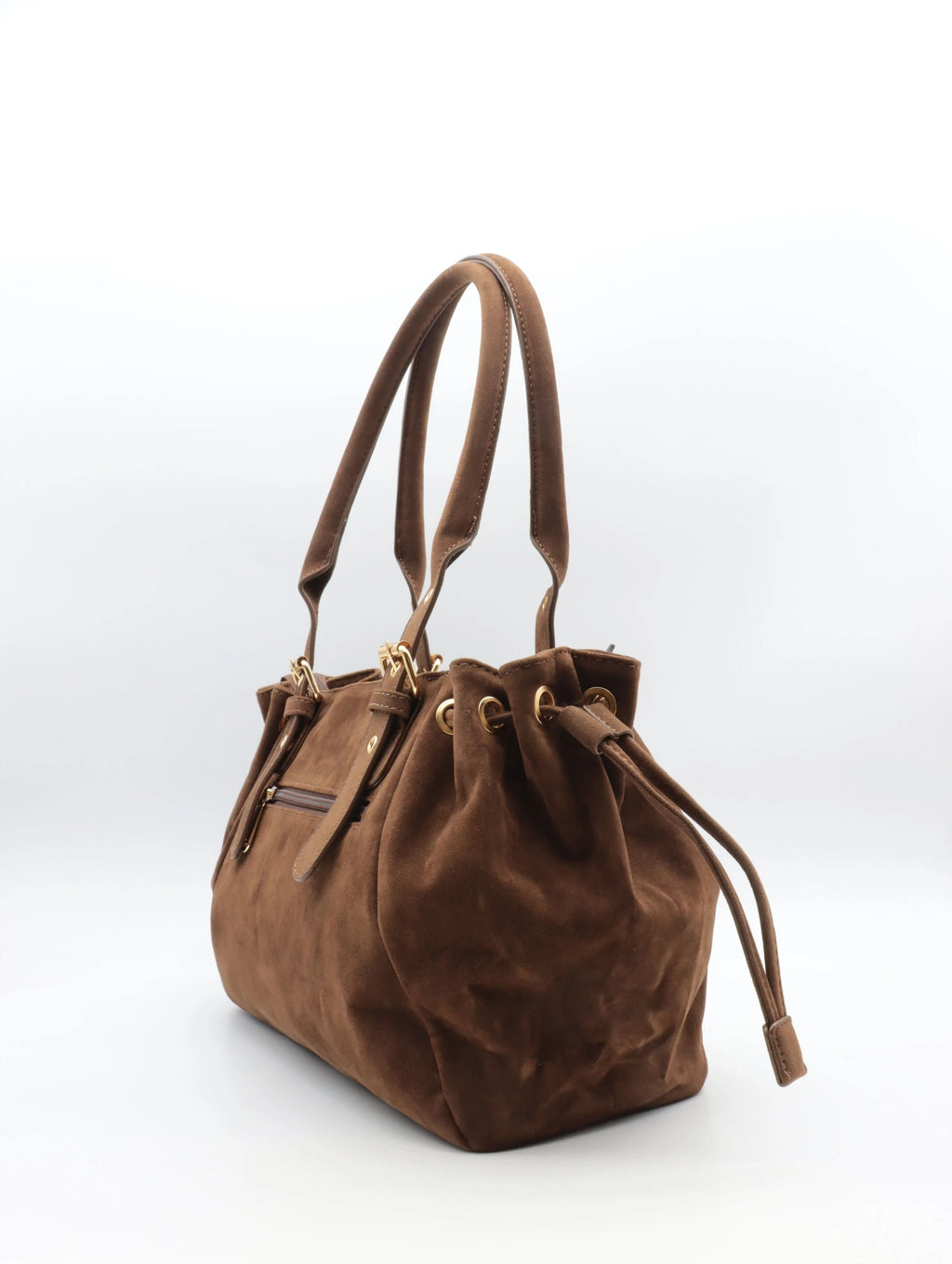 Sac en cuir souple marron avec bandoulière ajustable et poche zippée.