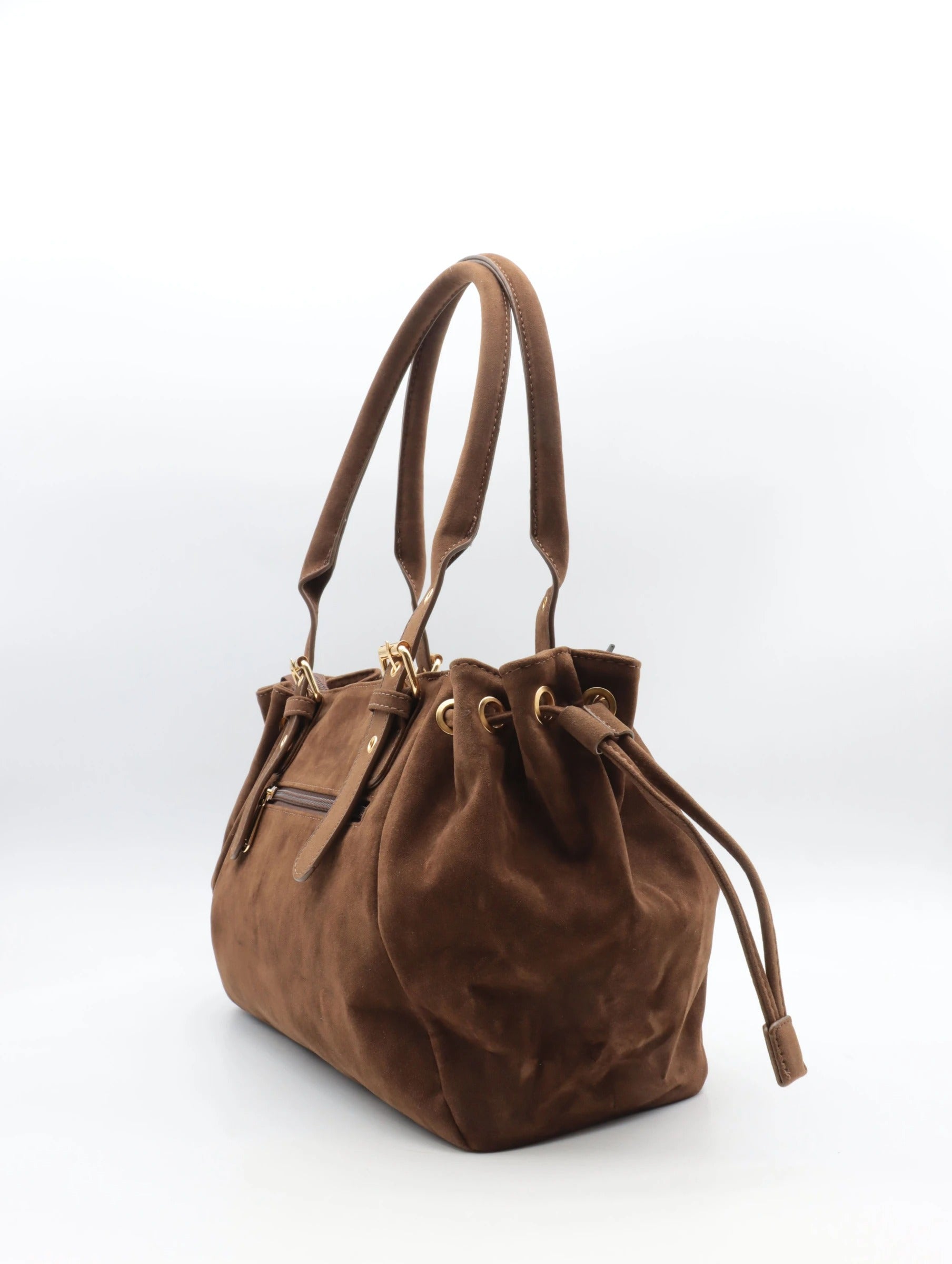 Sac en cuir souple marron avec bandoulière ajustable et poche zippée.