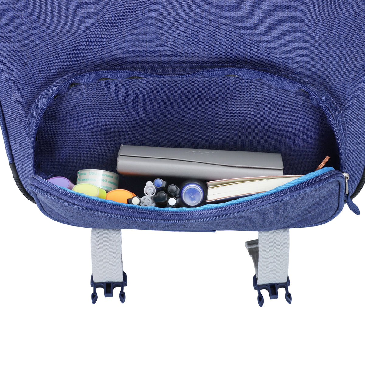 Espace intérieur d'un cartable bleu avec fournitures scolaires.