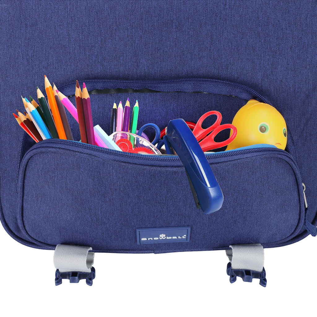 Sac à crayons bleu rempli de fournitures scolaires colorées et accessoires.