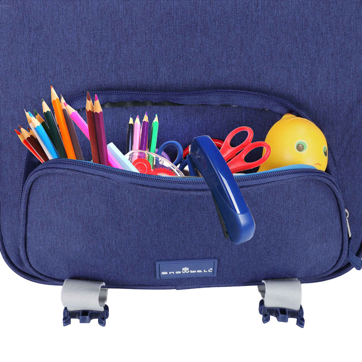 Sac à crayons bleu rempli de fournitures scolaires colorées et accessoires.