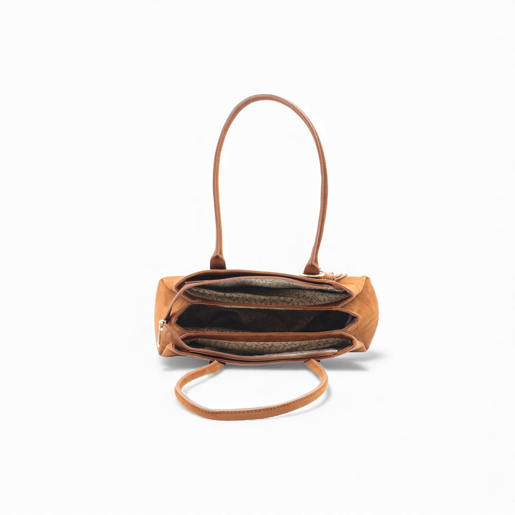 Sac cabas en cuir camel avec plusieurs compartiments et doublure intérieure raffinée.