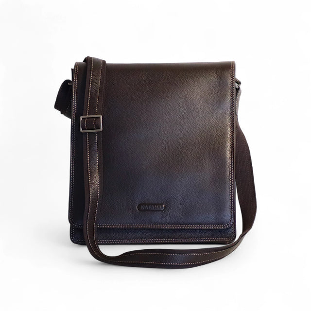 Sac à bandoulière en cuir marron foncé pour hommes et femmes, design élégant et pratique.