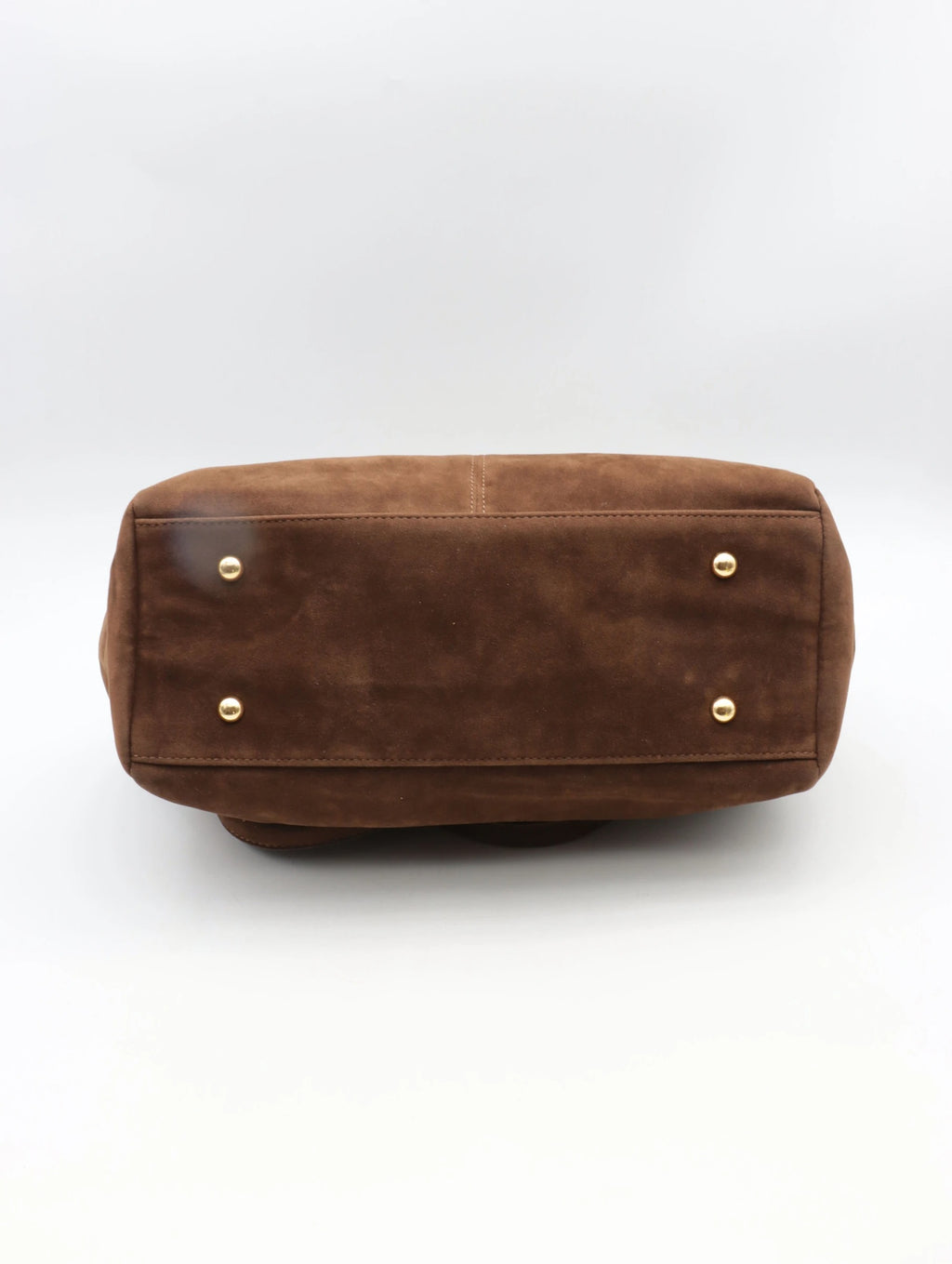 Chaussure en cuir marron pour femme avec semelle en caoutchouc.