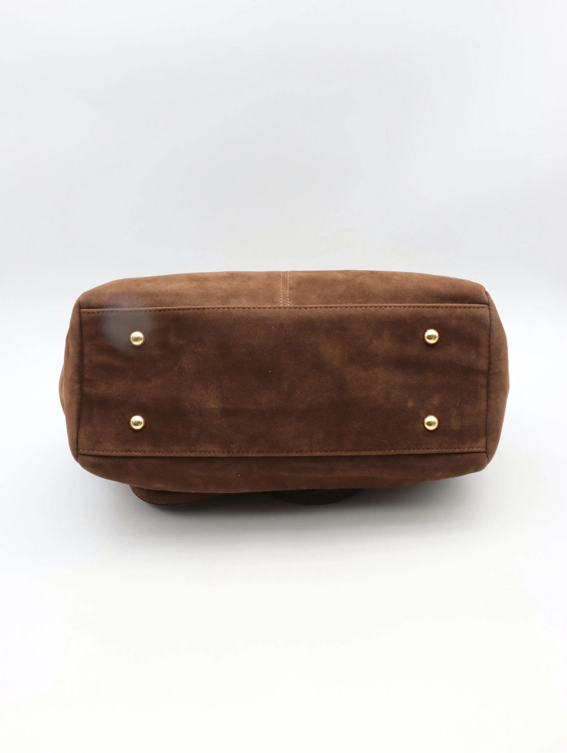 Chaussure en cuir marron pour femme avec semelle en caoutchouc.