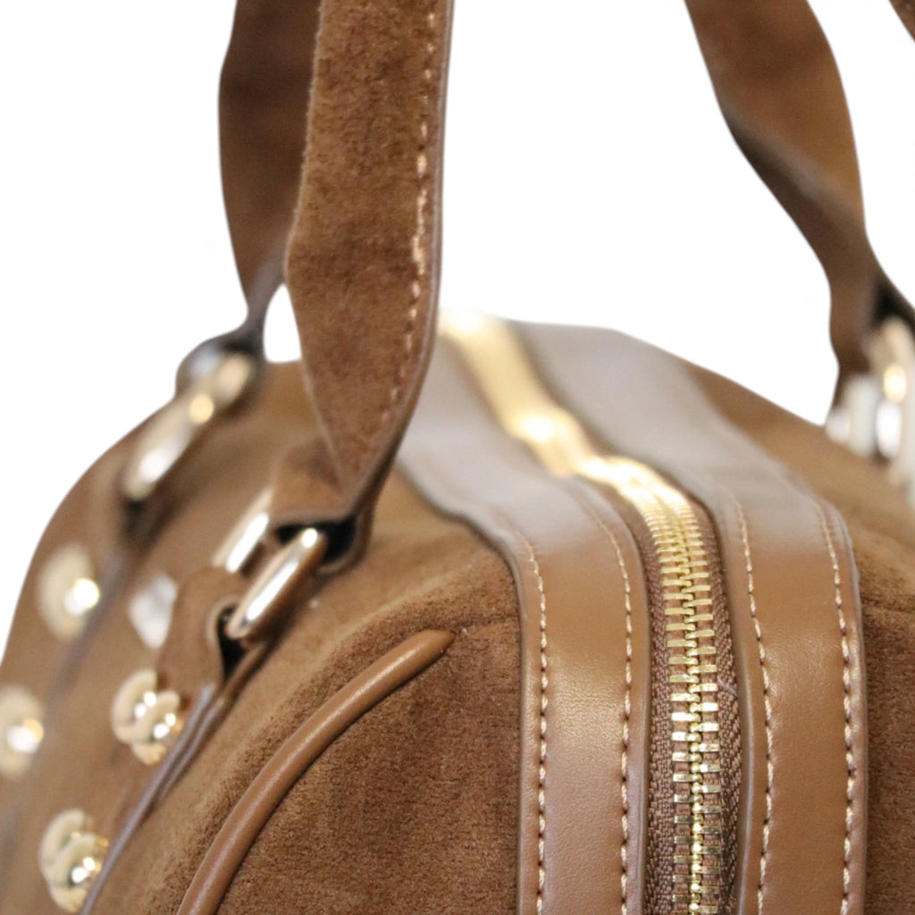 sac bowling clouté en daim marron flora&co - vue détail fermeture