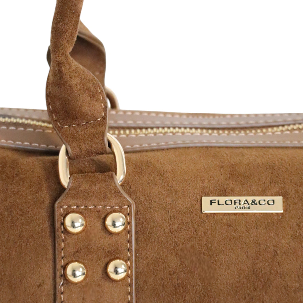 sac bowling clouté en daim marron flora&co - vue détail attache poignée dorée