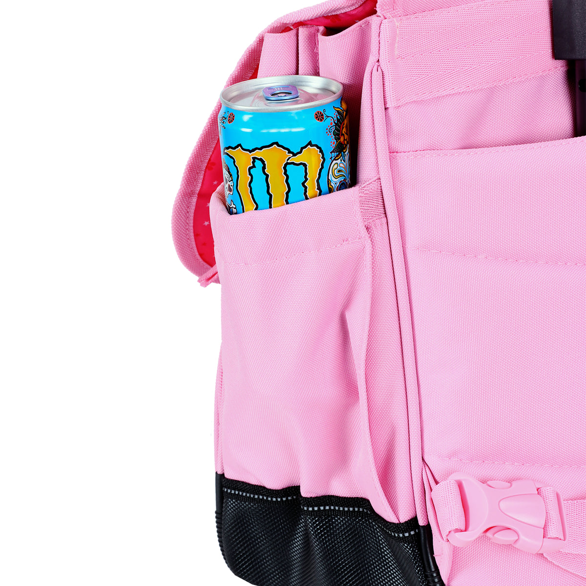 Sac à dos rose avec une canette Monster dans la poche latérale.