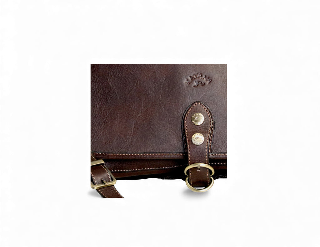 1. Sac en cuir marron avec détails en métal et couture beige élégante.