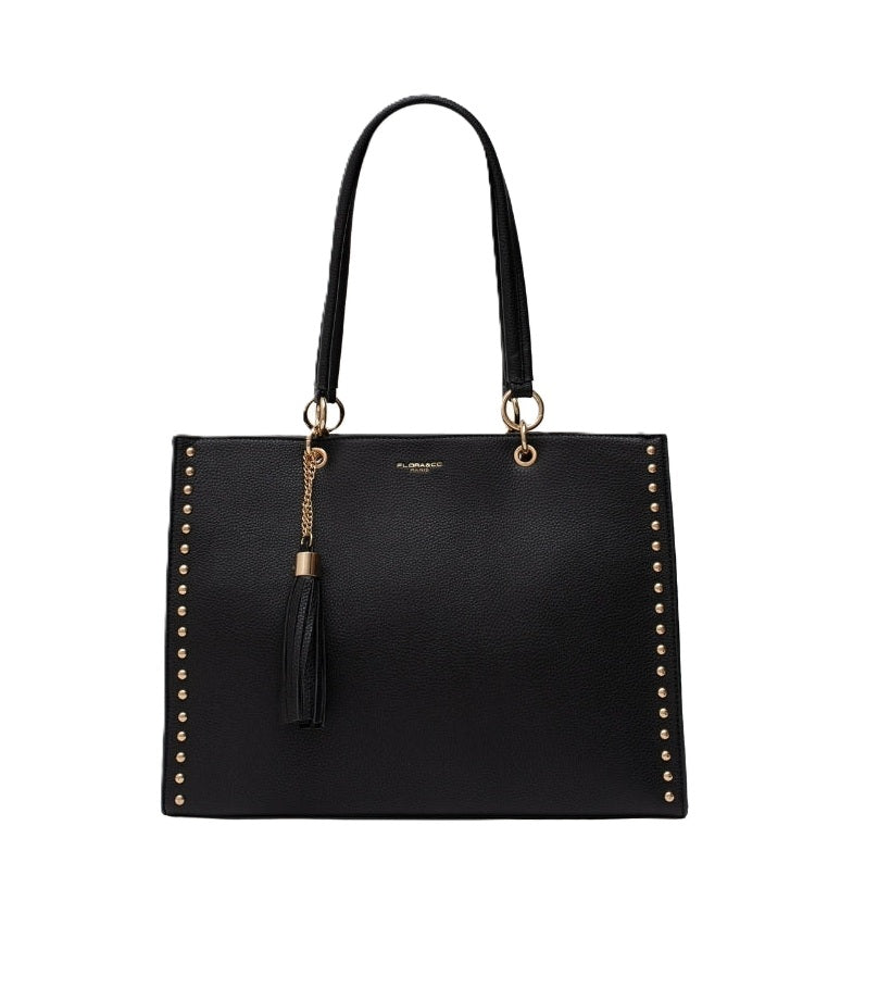 Sac à main en cuir noir avec détails dorés et pompon.
