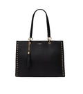 Sac à main en cuir noir avec détails dorés et pompon.