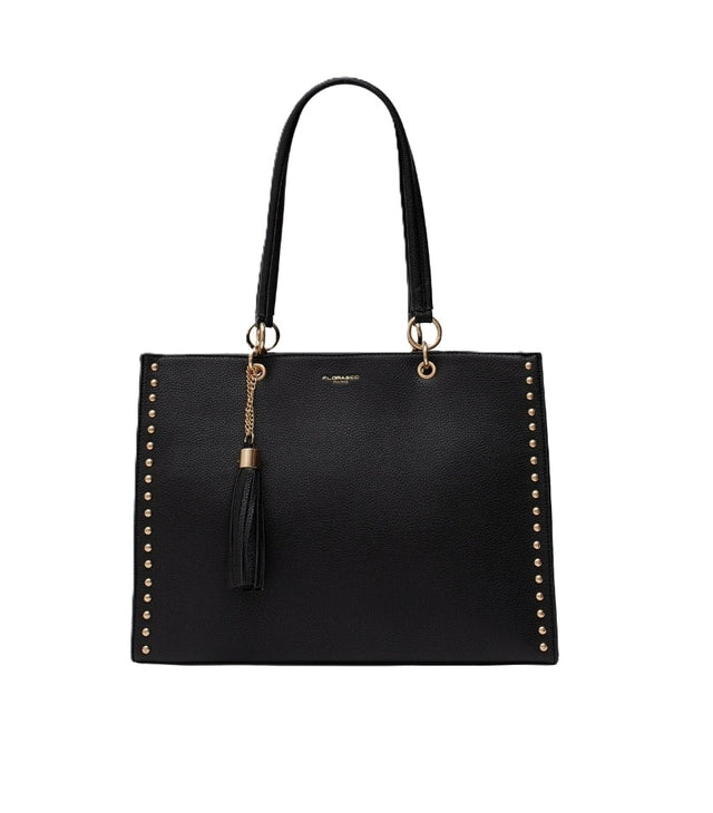 Sac à main en cuir noir avec détails dorés et pompon.