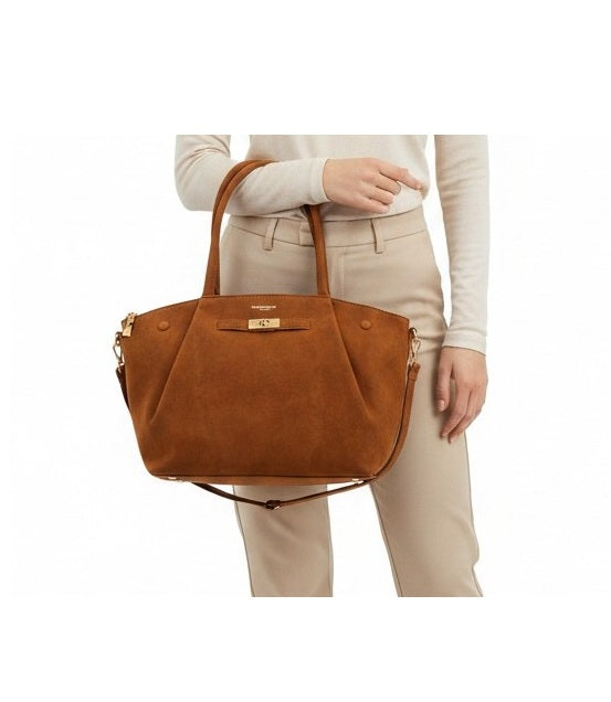 Sac porté épaule en daim marron pour femme, style élégant et pratique.