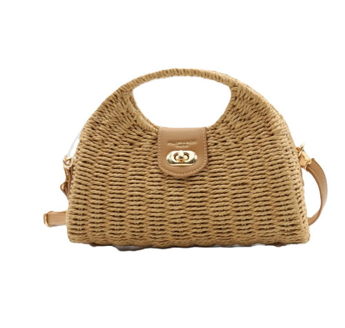Sac à main en paille beige avec poignée intégrée et fermeture métallique dorée.